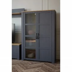 Ridgevalley Vitrinenschrank Vassia I - Eiche Navy Dekor / Eiche Riviera Dekor 13 Ridgevalley Vitrinenschrank Vassia I - Eiche Navy Dekor / Eiche Riviera Dekor -WOHNZIMMERMÖBEL Verkäufe 1000344686 220414 021 MOOD DETAILS P000000001000344686 mood