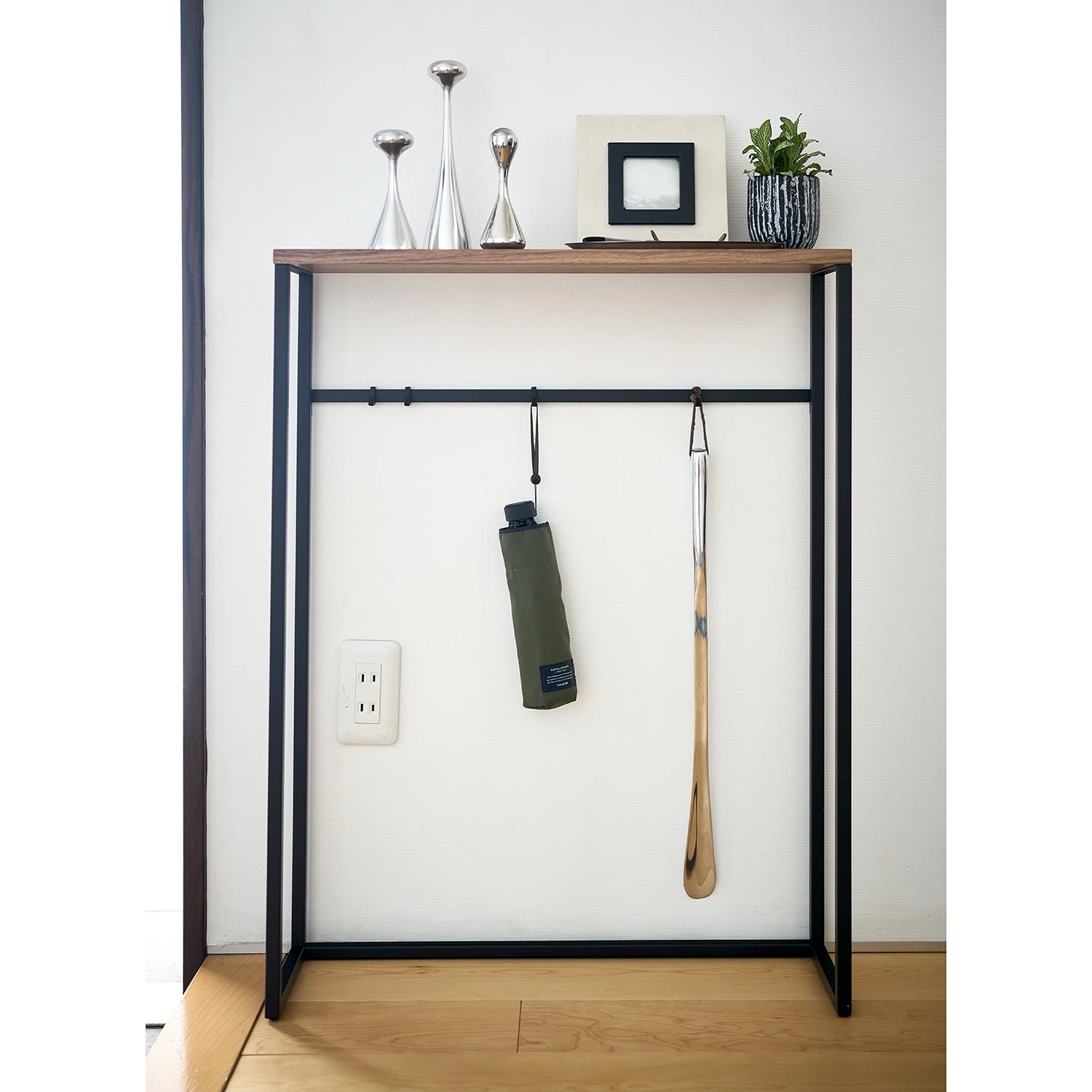 Yamazaki Konsolentisch Tower - Esche massiv / Metall - Schwarz 3 Yamazaki Konsolentisch Tower - Esche massiv / Metall - Schwarz – Bild 3