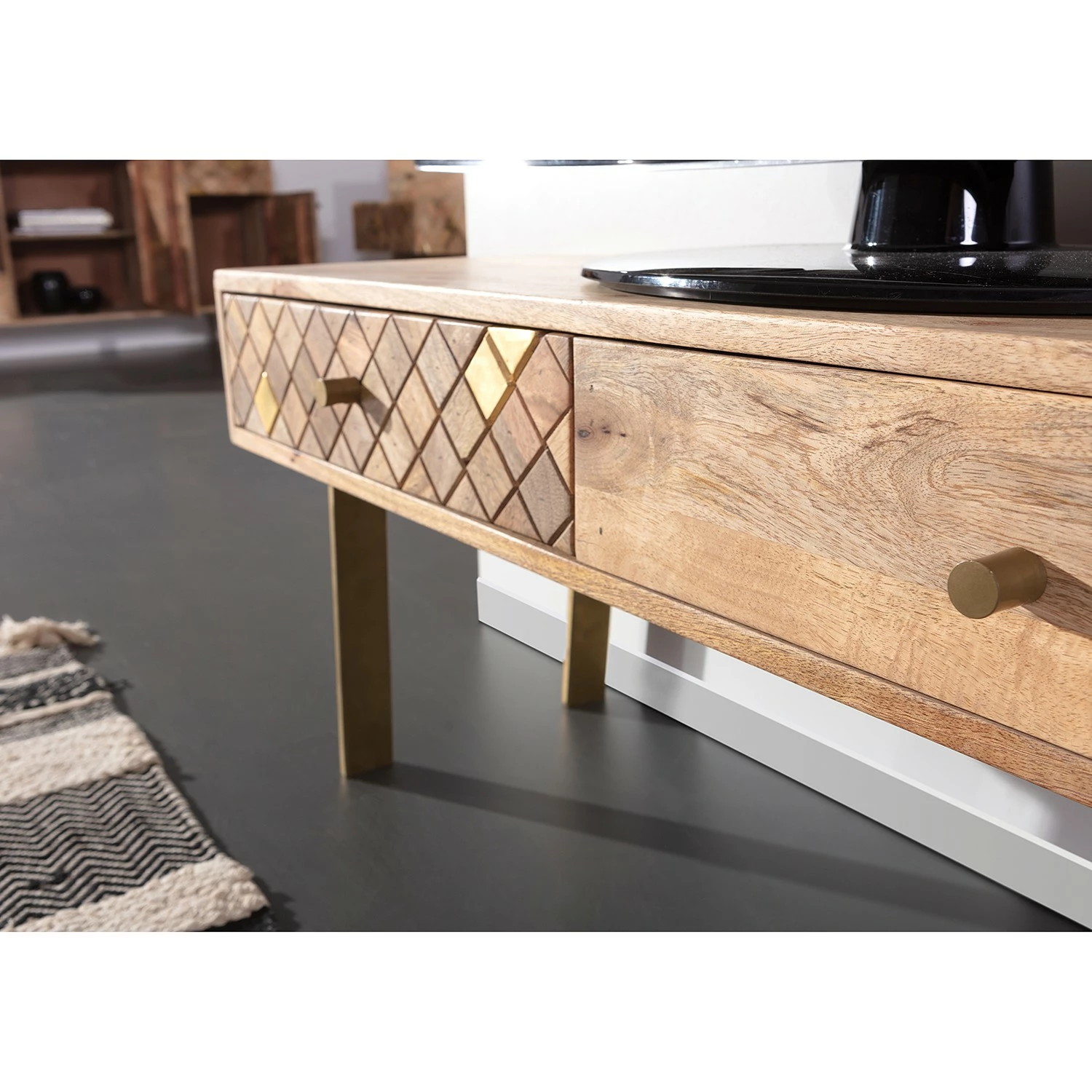 Naturoo TV-Lowboard Yearby - Mango massiv - Mango / Gold 4 Naturoo TV-Lowboard Yearby - Mango massiv - Mango / Gold – Bild 4