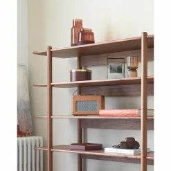 Naturoo Regal Chipata - Walnuss teilmassiv -WOHNZIMMERMÖBEL Verkäufe 1000363972 220714 023 MOOD DETAILS P000000001000363972 mood