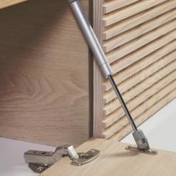 Norrwood TV-Lowboard Maredale II - Esche teilmassiv - Weiß / Esche 16 Norrwood TV-Lowboard Maredale II - Esche teilmassiv - Weiß / Esche -WOHNZIMMERMÖBEL Verkäufe 1000363980 220714 040 DETAILS P000000001000363980