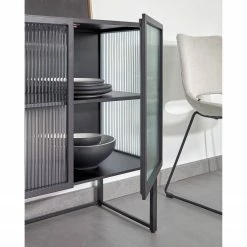 Loftscape Sideboard Tete - Glas / Metall - Schwarz 14 Loftscape Sideboard Tete - Glas / Metall - Schwarz -WOHNZIMMERMÖBEL Verkäufe 1000363985 220714 022 MOOD DETAILS P000000001000363985 mood