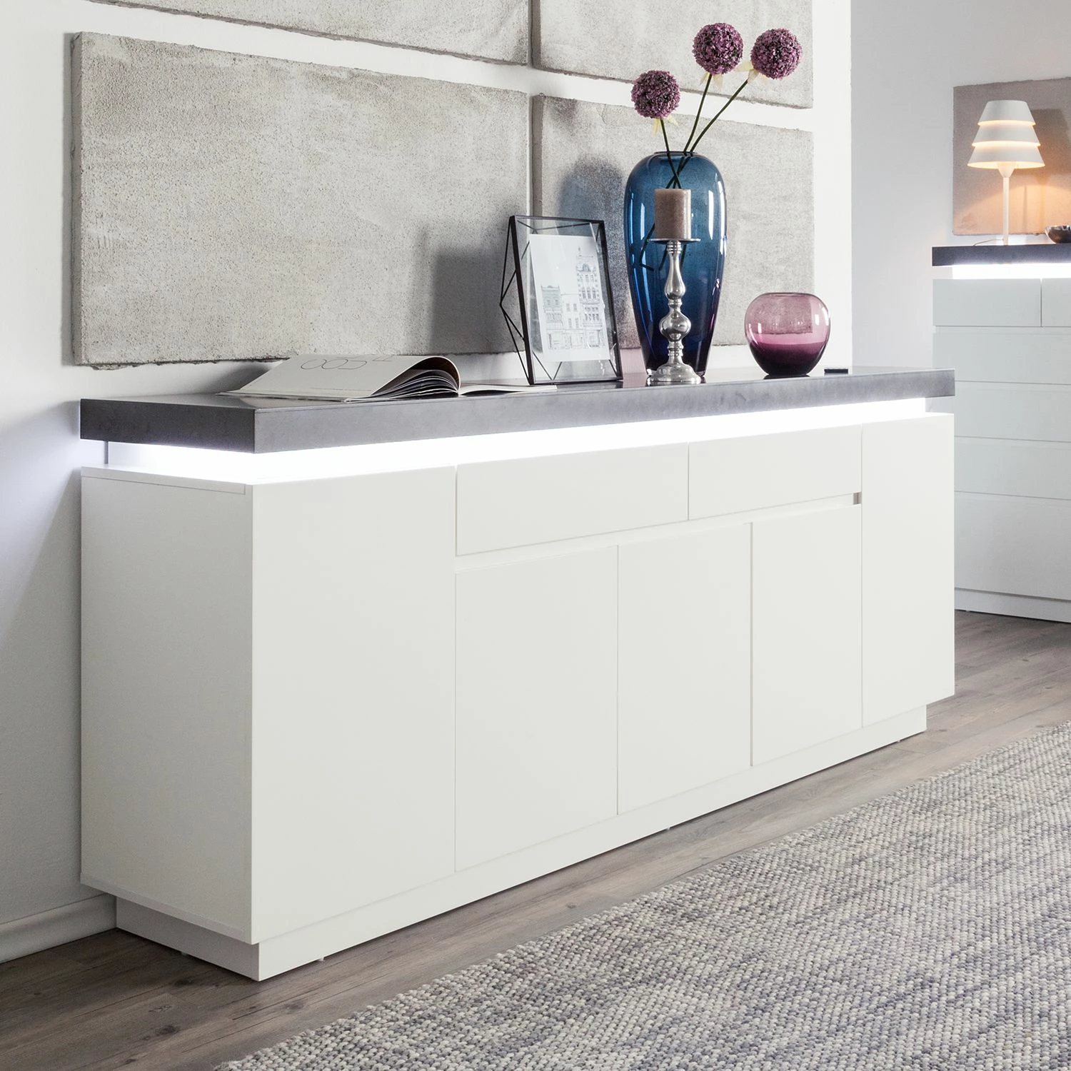 Fredriks Sideboard Namona III - Inkl. Beleuchtung - Beton Dekor / Weiß 2 Fredriks Sideboard Namona III - Inkl. Beleuchtung - Beton Dekor / Weiß – Bild 2