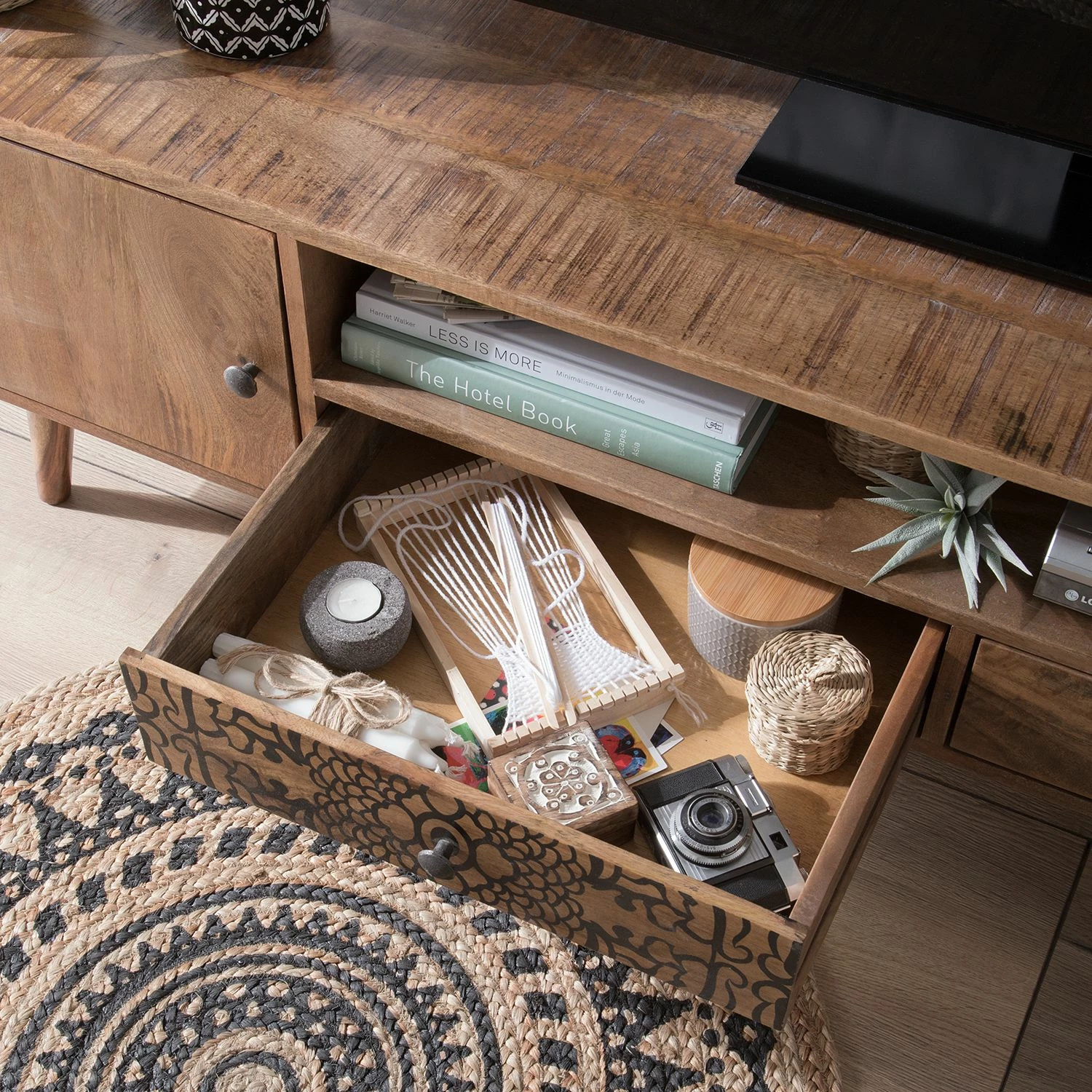 Ars manufacti TV-Lowboard Rygge II - Mango massiv 12 Ars manufacti TV-Lowboard Rygge II - Mango massiv – Bild 12